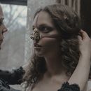 Esta imagen difundida por CineCANIBAL, muestra a Ane Dahl Torp, a la izquierda, y Lea Myren en una escena de la película La Hermanastra Fea. (CineCANIBAL via AP)