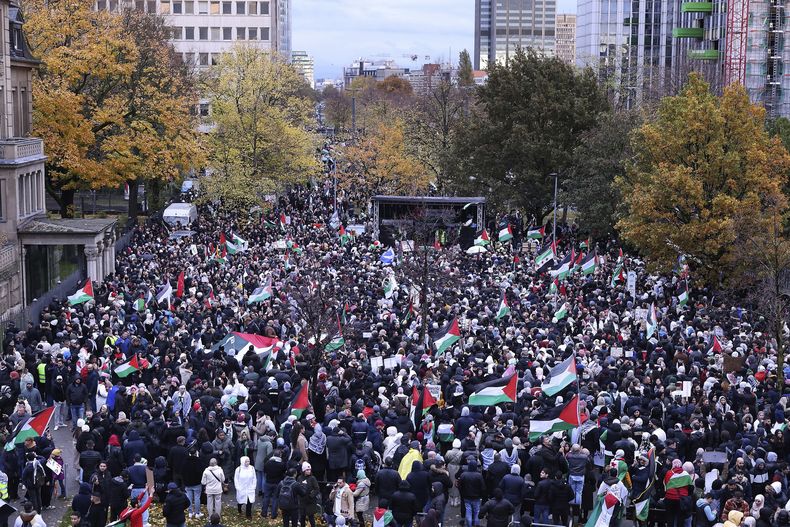 Manifestantes se reúnen para una marcha a favor de los palestinos en Düsseldorf, Alemania, el sábado 4 de noviembre de 2023. (David Young/dpa vía AP)