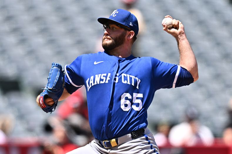 Noah Cameron, lanzador de los Reales de Kansas City, hace un pitcheo en el duelo del domingo 16 de agosto de 2026 ante los Angelinos de Los Ángeles (AP Foto/William Liang)
