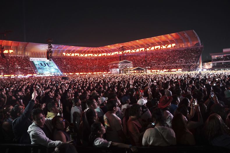 Fans escuchan a la banda mexicana Caifanes durante su presentación en la 25ª edición del festival de música Vive Latino en la Ciudad de México, el sábado 15 de marzo de 2025. (Foto AP/Aurea Del Rosario)