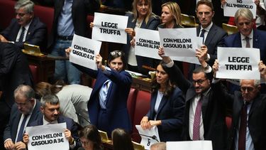 Parlamentarios protestan contra la reforma electoral en la Cámara de Diputados italiana, en Roma, el 8 de octubre del 2026. (AP foto/Andrew Medichini)