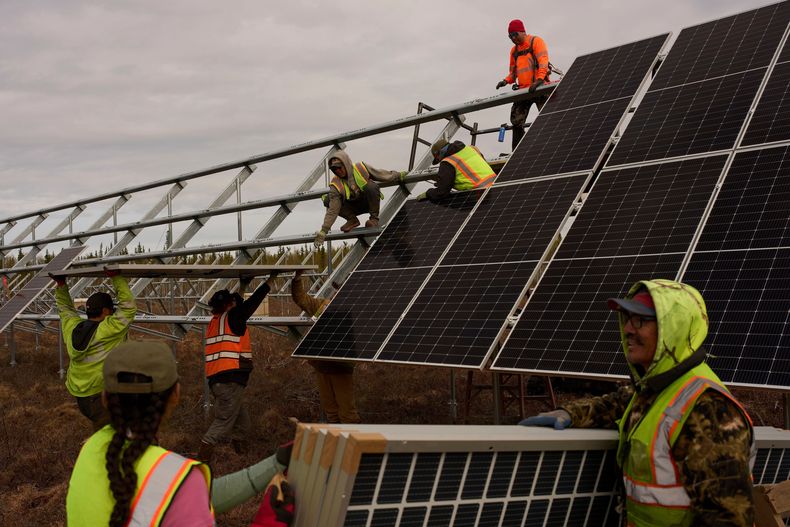ARCHIVO - Trabajadores instalan paneles en un proyecto solar el 21 de mayo de 2025 en Galena, Alaska. (AP Foto/John Locher, Archivo)