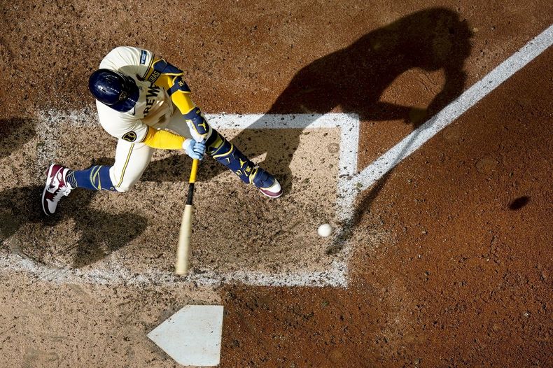 El venezolano William Contreras, de los Cerveceros de Milwaukee, conecta un batazo productor en el juego del lunes 27 de mayo de 2024, ante los Cachorros de Chicago (AP foto/Morry Gash)
