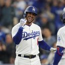 El jugador de los Dodgers de Los Ángeles David Peralta (6) celebra con Mookie Betts (50) tras pegar un jonrón en el segundo inning de su juego de béisbol contra los Filis de Filadelfia en Los Ángeles, el lunes 1 de mayo de 2023. (AP Foto/Ashley Landis)