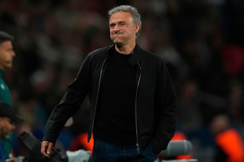 El técnico del Paris Saint-Germain Luis Enrique durante el partido de ida contra Bayern Múnich en las semifinales de la Liga de Campeones, el martes 28 de abril de 2026, en París. (AP Foto/Christophe Ena)