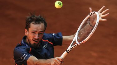 Daniil Medvedev devuelve ante Aslan Karatsev en el Abierto de Madrid, el martes 2 de mayo de 2023. (AP Foto/Manu Fernández)