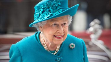 la reina isabel ii se declaro encantada con el nacimiento de su bisnieta