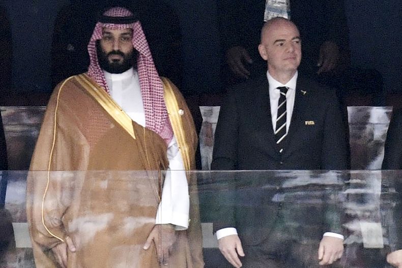 ARCHIVO - El príncipe heredero saudí Mohammed bin Salman (izquierda) y el presidente de la FIFA Gianni Infantino previo al partido inaugural del Mundial de Rusia 2018, en Moscú, el 14 de junio de 2018. (Alexei Nikolsky, Sputnik, Kremlin Pool Foto vía AP, archivo)