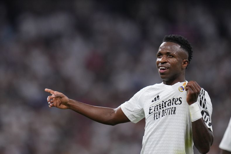 Vinicius Junior celebra tras anotar el segundo gol del Real Madrid ante Espanyol en la Liga española, el sábado 21 de septiembre de 2024, en Madrid. (AP Foto/Manu Fernández)