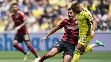 El mediocampista del Atlanta United Santiago Sosa patea el balón intentando superar al mediocampista de Nashville SC Hany Mukhtar en el encuentro de la MLS el sábado 29 de abril del 2023. (AP Foto/George Walker IV)