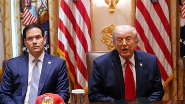 El presidente Donald Trump, junto al secretario de Estado Marco Rubio, habla durante una reunión de gabinete en la Casa Blanca, el miércoles 27 de mayo de 2026, en Washington. (AP Foto/Jacquelyn Martin)