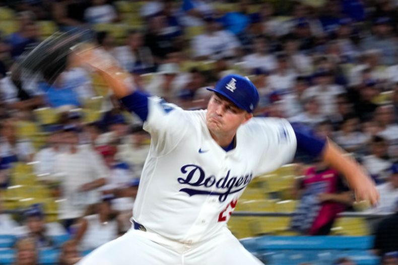 Tarik Skubal, de los Dodgers de Los Ángeles, lanza en el primer inning del encuentro ante los Rojos de Cincinnati, el martes 8 de septiembre de 2026 (AP Foto/Mark J. Terrill)