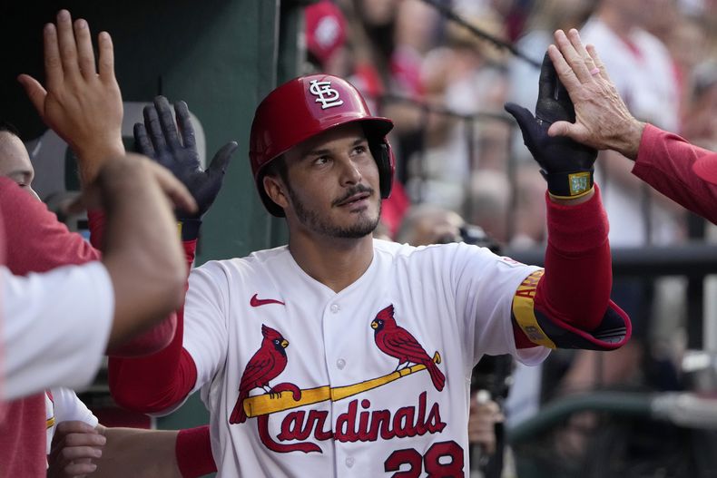 Nolan Arenado de los Cardenales de San Luis es felicitado por sus compañeros luego de conectar un cuadrangular de dos carreras en el primer episodio del partido ante los Atléticos de Oakland, en San Luis. Martes 15 de agosto de 2023. (AP Foto/Jeff Roberson)