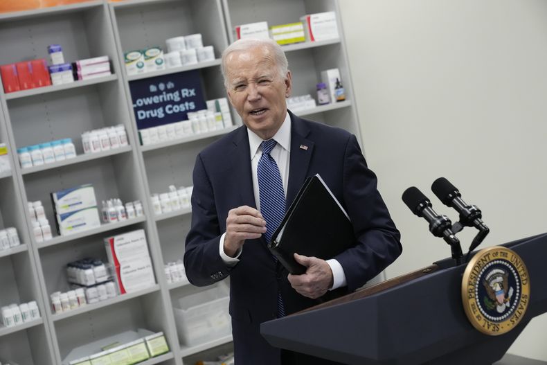 En esta imagen de archivo, el presidente de Estados Unidos, Joe Biden, se marcha tras ofrecer un discurso sobre el costo de los medicamentos con receta en el Instituto Nacional de Salud en Bethesda, Maryland, el 14 de diciembre de 2023. (AP Foto/Andrew Harnik, archivo)