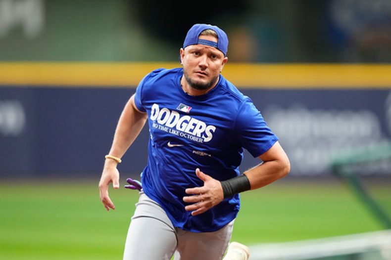 Miguel Rojas, de los Dodgers de Los Ángeles, entrena antes del primer juego de la serie de campeonato de la Liga Nacional de béisbol entre los Cerveceros de Milwaukee y los Dodgers de Los Ángeles, el sábado 10 de octubre de 2026, en Milwaukee. (Foto AP/Kyla Wolf)