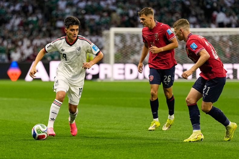 El volante mexicano Gilberto Mora (19) avanza con el balón frente al checo David Doudera (21) en el partido del Grupo A del Mundial, el miércoles 24 de junio de 2026, en la Ciudad de México. (AP Foto/Natacha Pisarenko)