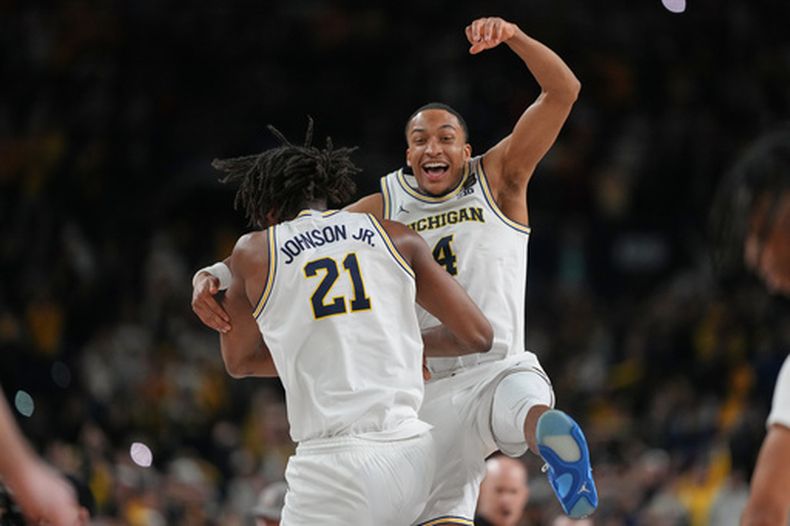 Nimari Burnett y Morez Johnson Jr. de Michigan celebran al vencer a UConn para conquistar el campeonato de la NCAA el lunes 6 de abril del 2026. (AP Foto/Michael Conroy)