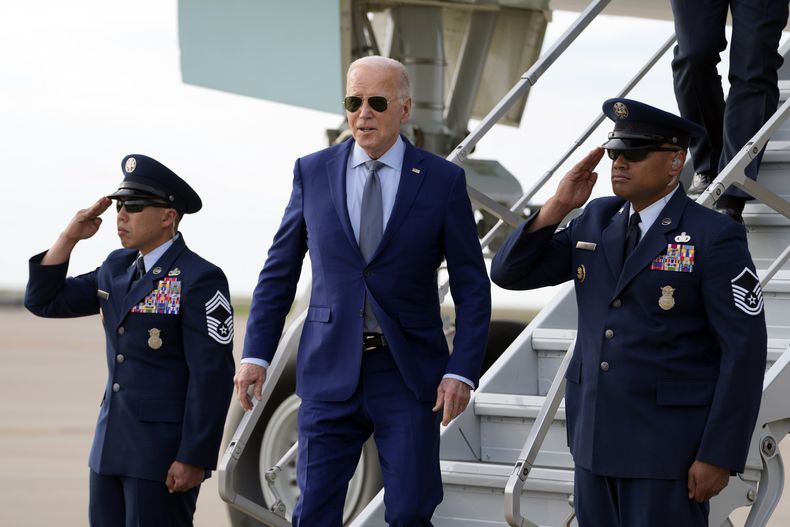 El presidente Joe Biden desciende del avión presidencial el miércoles 20 de marzo de 2024, en el Aeropuerto Internacional Dallas-Fort Worth. (AP Foto/Jacquelyn Martin)