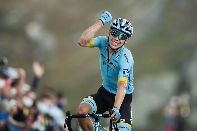 ARCHIVO - Foto del 16 de septiembre del 2020, el colombiano Miguel Ángel López cruza la meta tras ganar la etapa 17 del Tour de Francia. El miércoles 29 de mayo del 2024, vetan 4 años al ciclista colombiano por dopaje. (Benoit Tessier/Pool via AP, Archivo)