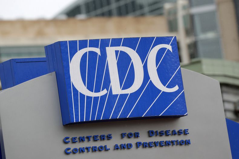 ARCHIVO - Un letrero de los Centros para el Control y la Prevención de Enfermedades el domingo 15 de marzo de 2020, en Atlanta. (AP Foto/John Bazemore, Archivo)