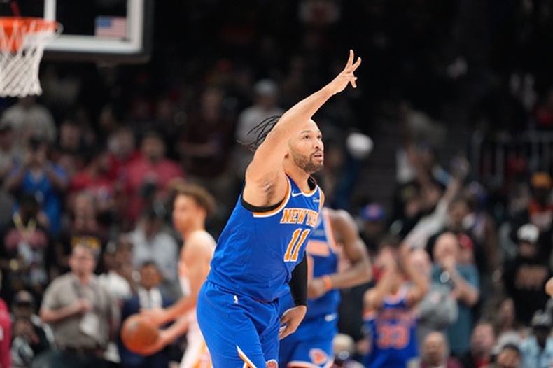 Jalen Brunson (11) de los Knicks de Nueva York tras encestar en el partido contra los Hawks de Atlanta en la primera ronda de los playoffs, el jueves 30 de abril de 2026, en Atlanta. (AP Foto/Brynn Anderson)