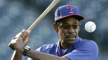 americateve | El manager de los Rangers de Texas, Ron Washington, batea en una pr&aacute;ctica de fildeo antes de un partido el 3 de septiembre de 2014 en Kansas City. (AP Photo/Charlie Riedel)