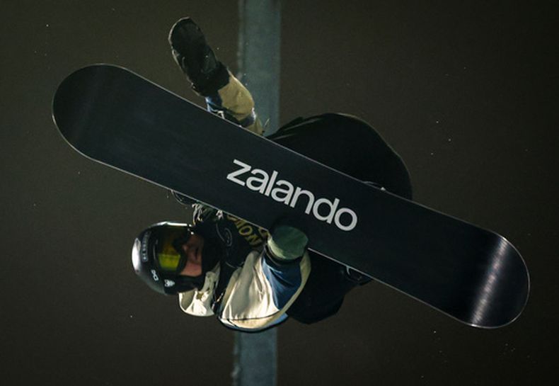 El suizo David Habluetzel compite en snowboarding, modalidad de halfpipe, en una prueba realizada en Calgary, Canadá, el sábado 3 de enero de 2026 (Jeff McIntosh/The Canadian Press via AP)