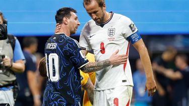 Lionel Messi, de la selección de Argentina, abraza a Harry Kane, de Inglaterra, después de la semifinal mundialista del miércoles 15 de julio de 2026 en Atlanta (AP Foto/Erik S. Lesser)