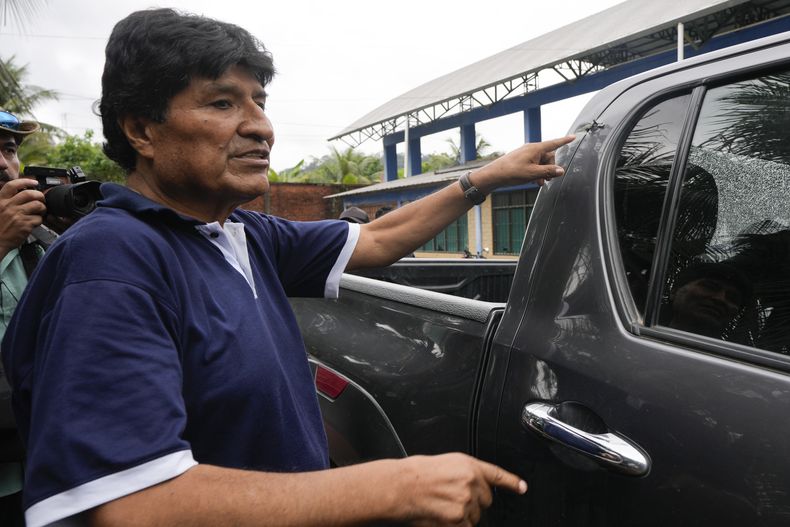 ARCHIVO - El expresidente de Bolivia Evo Morales señala un agujero de bala en su vehículo que, según su versión, es resultado de un intento de asesinato en su contra, en Lauca N, en la región de Chapare, Bolivia, el 3 de noviembre de 2024, en medio de la pugna interna con el gobierno del presidente Luis Arce. (AP Foto/Juan Karita, Archivo)
