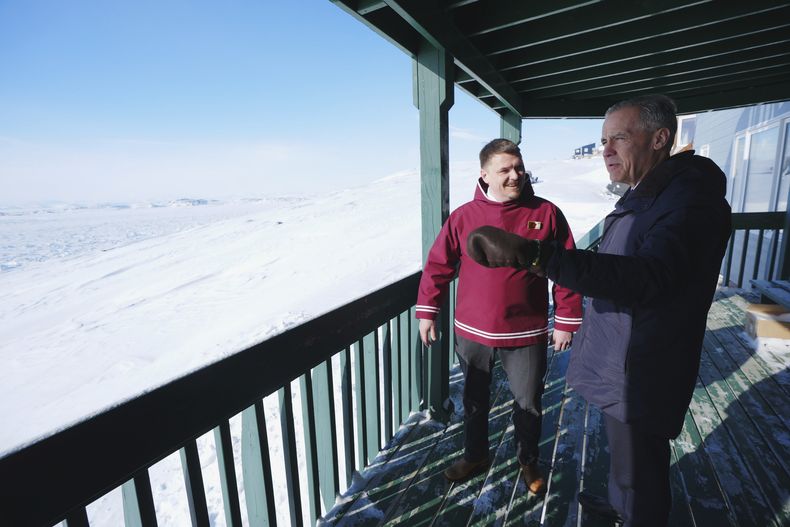 El primer ministro canadiense Mark Carney (der) con el gobernador de Nunavut P.J. Akeeagok en Iqaluit, Nunavut, el 18 de marzo del 2025. (Sean Kilpatrick/The Canadian Press via AP)