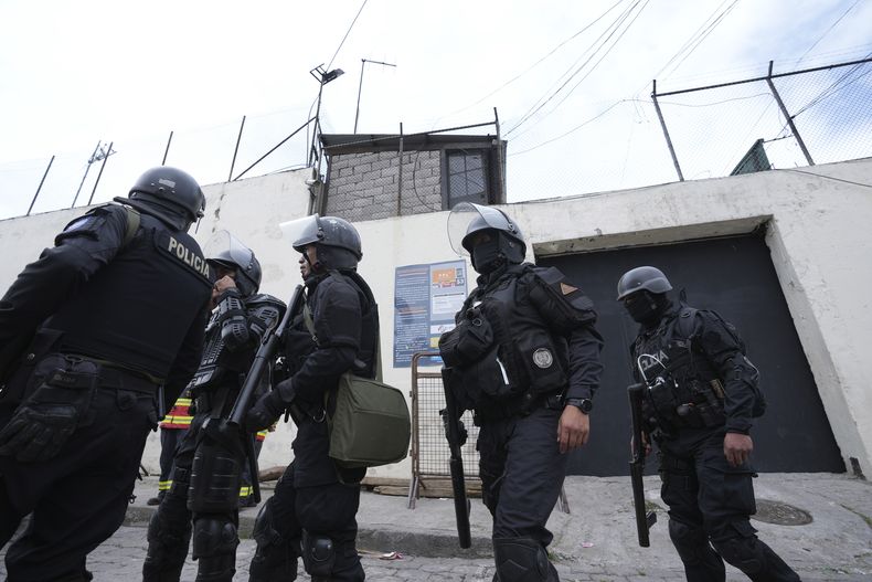 Policías salen del centro penitenciario de El Inca en Quito, Ecuador, el jueves 8 de junio de 2023. La policía intervino en la cárcel para liberar a cuatro abogados que fueron retenidos por presos, como reclamo para el traslado a una nueva prisión, según el subcomandante distrital de policía en Quito, Juan Orquera. (AP Foto/Dolores Ochoa)