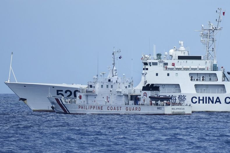 Un buque de la Guardia Costera de China bloquea el paso al buque de la Guardia Costera Filipina BRP Malapascua mientras maniobra para entrar al Second Thomas Shoal, conocido localmente como el banco de arena Ayungin, en el mar de la China Meridional, el domingo 23 de abril de 2023. (AP Foto/Aaron Favila)