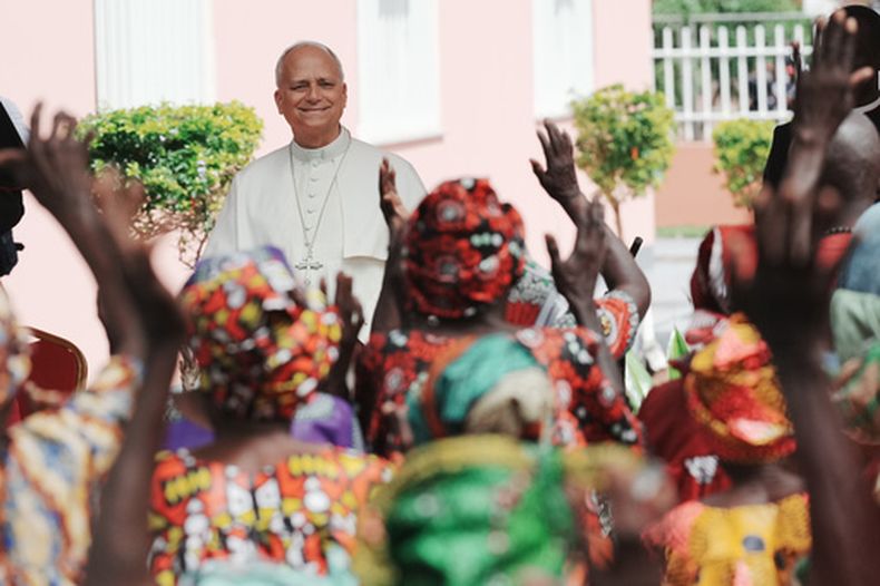 Fieles saludan al papa León XIV con motivo de su visita a una residencia de ancianos, en Saurimo, Angola, el lunes 20 de abril de 2026. (Foto AP/Andrew Medichini)