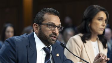 El director del FBI, Kash Patel, acompañado a la derecha por la directora de Inteligencia Nacional, Tulsi Gabbard, responde a las preguntas durante la audiencia de la Comisión de Inteligencia del Senado sobre las amenazas mundiales, en el Capitolio en Washington, el martes 25 de marzo de 2025. (AP foto/J. Scott Applewhite)