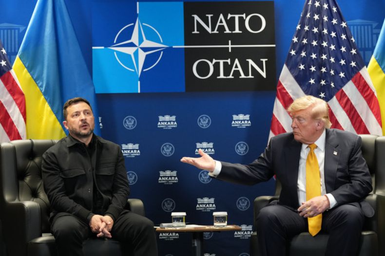 El presidente de Estados Unidos, Donald Trump, se reúne con el presidente de Ucrania, Volodymyr Zelenskyy, en un aparte de la cumbre de la OTAN en Ankara, Turquía, el miércoles 8 de julio de 2026. (AP Foto/Alex Brandon)