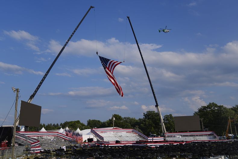 Un helicóptero vuela cerca del lugar donde se realizaba un acto de campaña del virtual candidato republicano a la presidencia de Estados Unidos, Donald Trump, sitio que luce vacío tras ser desalojado por un incidente, el sábado 13 de julio de 2024, en Butler, Pensilvania. (AP Foto/Evan Vucci)
