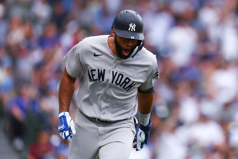 Amed Rosario de los Yankees de Nueva York luego de batear un jonrón en la victoria 2-0 ante los Cachorros de Chicago, el viernes 31 de julio de 2026, en Chicago. (AP Foto/Jessie Alcheh)