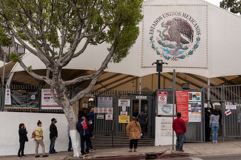 ARCHIVO – Varias personas forman una fila para solicitar servicios en el consulado de México en Los Ángeles, el 8 de mayo de 2021. (AP Foto/Damian Dovarganes, Archivo)