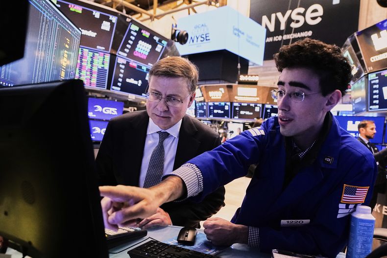 Valdis Dombrovskis (izq) vicepresidente ejecutivo de la Comisión Europea para la Economía y la Productividad, con el especialista Alexander Weitzman en la sede de la Bolsa de Valores de Nueva York el 28 de abril del 2025. (AP foto/Richard Drew)