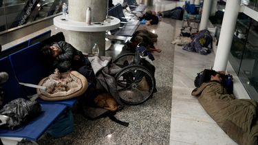ARCHIVO - Laura Cardozo, a la izquierda, duerme con sus dos perros en el aeropuerto internacional Jorge Newbery en Buenos Aires, Argentina, el 6 de abril de 2023. Más de cien personas sin hogar que se habían instalado hace meses en el aeropuerto fueron desalojadas el viernes 30 de junio de 2023. (AP Foto/Natacha Pisarenko, Archivo)