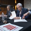 El presidente de la Comisión de Presupuesto de la Cámara de Representantes, Lindsey Graham, derecha, se une al senador Jeff Merkley, el miembro de mayor jerarquía, mientras el panel trabaja en la configuración de la Resolución Presupuestaria del Año Fiscal 2025, en el Capitolio, en Washington, el miércoles 12 de febrero de 2025. (AP Foto/J. Scott Applewhite)