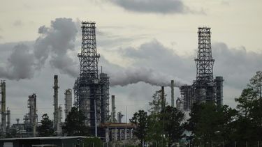 ARCHIVO – La refinería de petróleo Marathon Garyville en Reserve, Luisiana, el lunes 7 de abril de 2025. (AP Foto/Gerald Herbert, Archivo)