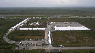 Obras de un nuevo centro para la detención de inmigrantes conocido como Alcatraz de los Caimanes el 4 de julio de 2024, en Ochopee, Florida. (AP Foto/Rebecca Blackwell, Archivo)