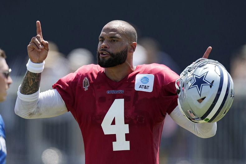 Dak Prescott, quarterback de los Cowboys de Dallas, da indicaciones durante el campamento de prácticas, el lunes 31 de julio de 2023 en Oxnard, California (AP Foto/Mark J. Terrill)