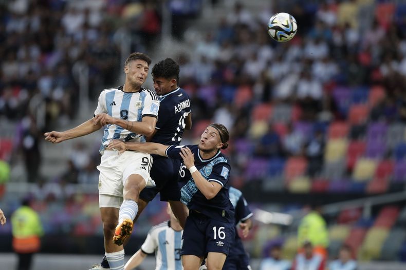 El delantero de Argentina Alejo Veliz, izquierda, anota de cabeza contra Guatemala durante un partido del Grupo A del Mundial Sub20 en el estadio Madre De Ciudades en Santiago Del Estero, Argentina, martes 23 de mayo, 2023. (AP Foto/Nicolás Aguilera)