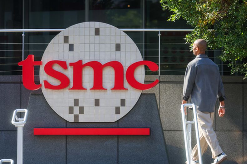 El logo de Taiwan Semiconductor Manufacturing Corp (TSMC) en Hsinchu, Taiwán, el 29 de enero del 2026. (AP foto/Daniel Ceng)