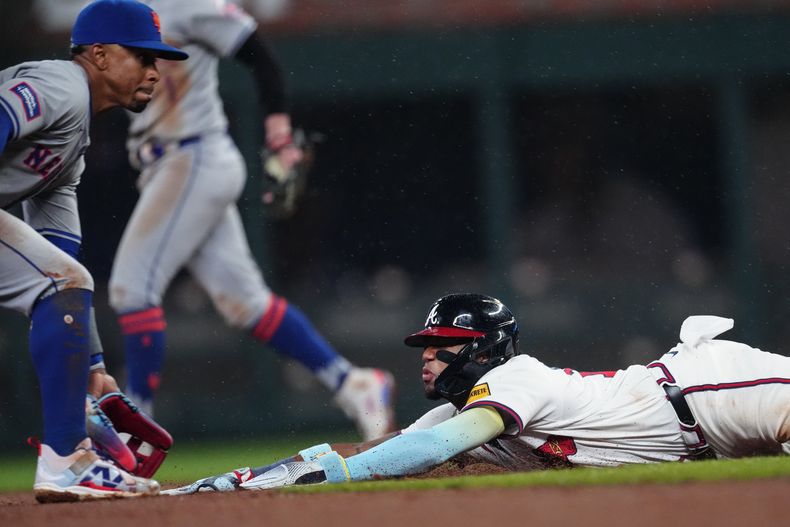 El venezolano Ronald Acuña Jr., de los Bravos de Atlanta, se roba la intermedia frente al boricua Francisco Lindor, de los Mets de Nueva York, el martes 9 de abril de 2024 (AP Foto/John Bazemore)