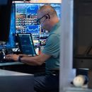 Un operador trabaja en el piso de remates de la Bolsa de Valores de Nueva York el viernes 21 de agosto de 2026. (AP Foto/Yuki Iwamura)