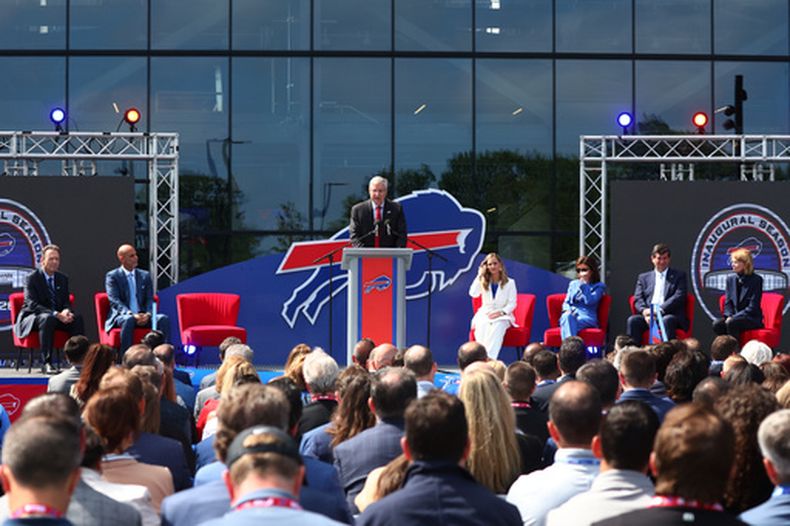 El dueño de los Bills de Buffalo Terry Pegula habla en la ceremonia de corte de listón del nuevo estadio del equipo Highmark Stadium el martes 23 de junio del 2026. (AP Foto/Jeffrey T. Barnes)
