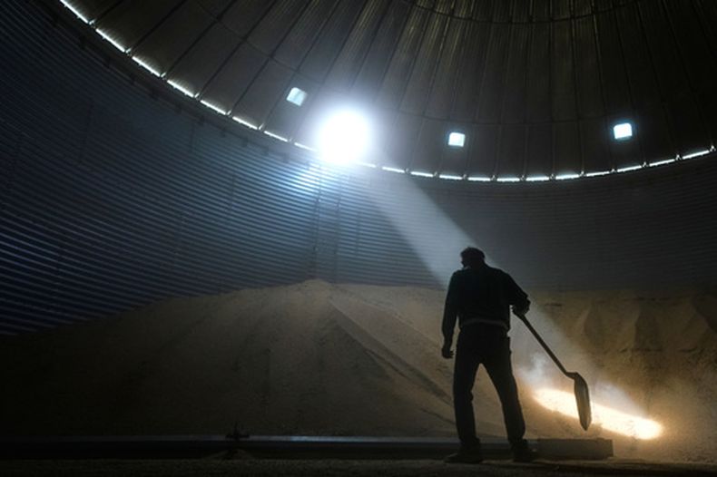 Doug Bartek carga soya en un silo en su granja cerca de Wahoo, Nebraska, el lunes 6 de abril de 2026. (AP Foto/Charlie Riedel)